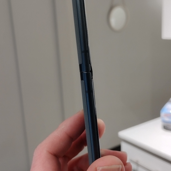 Unlocked Motorola Razr 40 - Picture 7 of 7